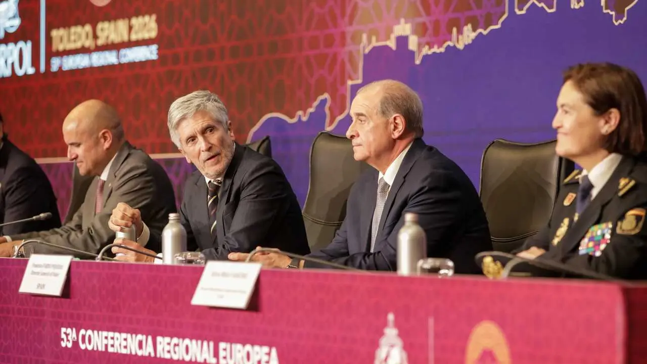El ministro del Interior, Fernando Grande-Marlaska, y el director general de la Polic&iacute;a, Francisco Pardo,, durante la clausura de la 53&ordf; Conferencia Regional Europea de Interpol en Toledo