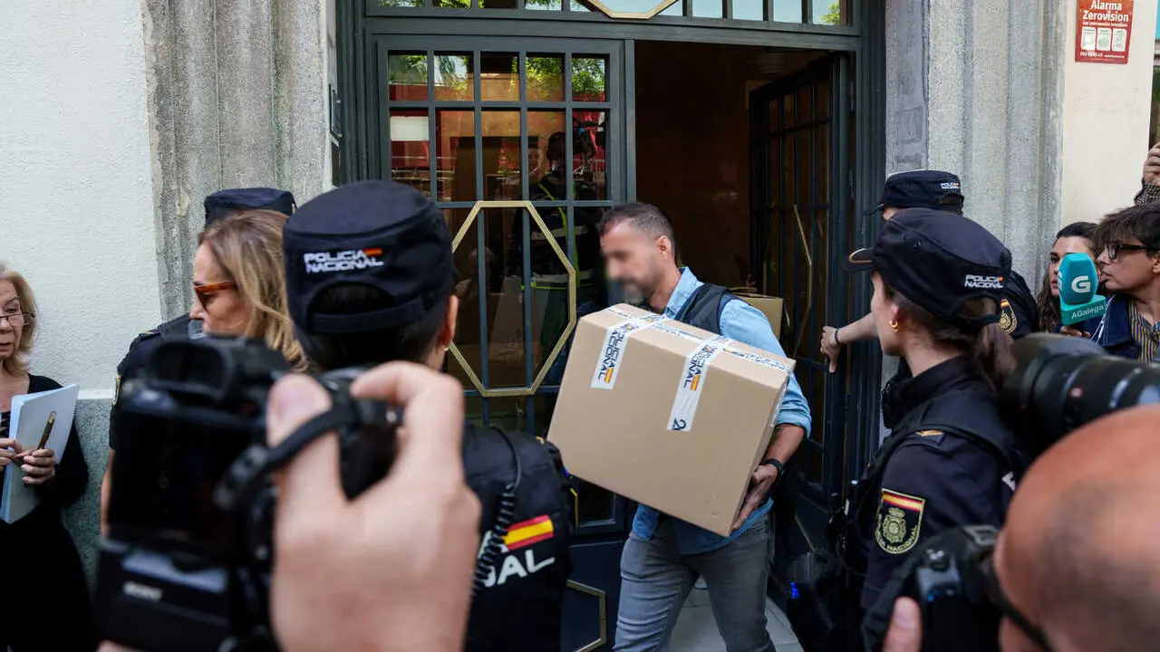 Agentes de la Polic&iacute;a Nacional salen de la oficina del expresidente del Gobierno Jos&eacute; Luis Rodr&iacute;guez Zapatero en Ferraz