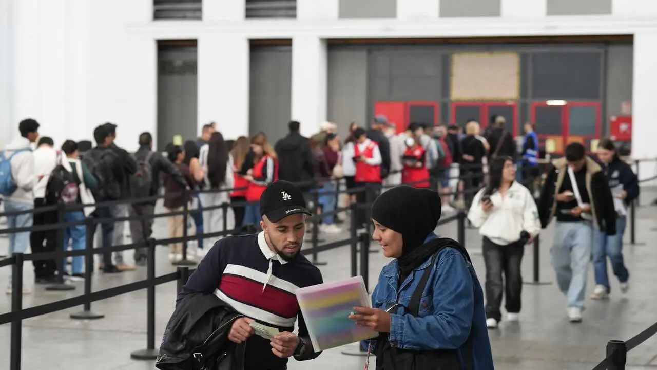 Una mujer revisa sus papeles en el pabell&oacute;n 2 del recinto de Montju&iuml;c de Fira de Barcelona, a 6 de mayo de 2026, en Barcelona, Catalunya (Espa&ntilde;a). 