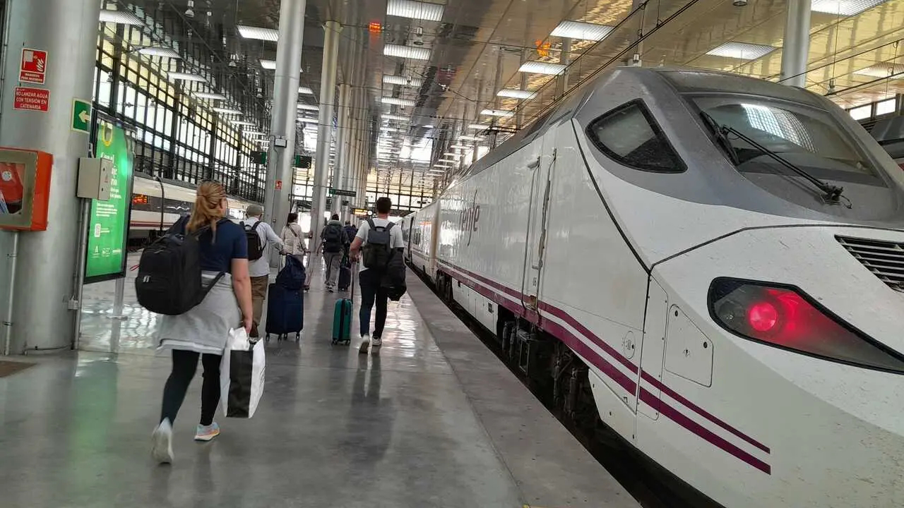 Un tren Alvia en la estaci&oacute;n de C&aacute;diz