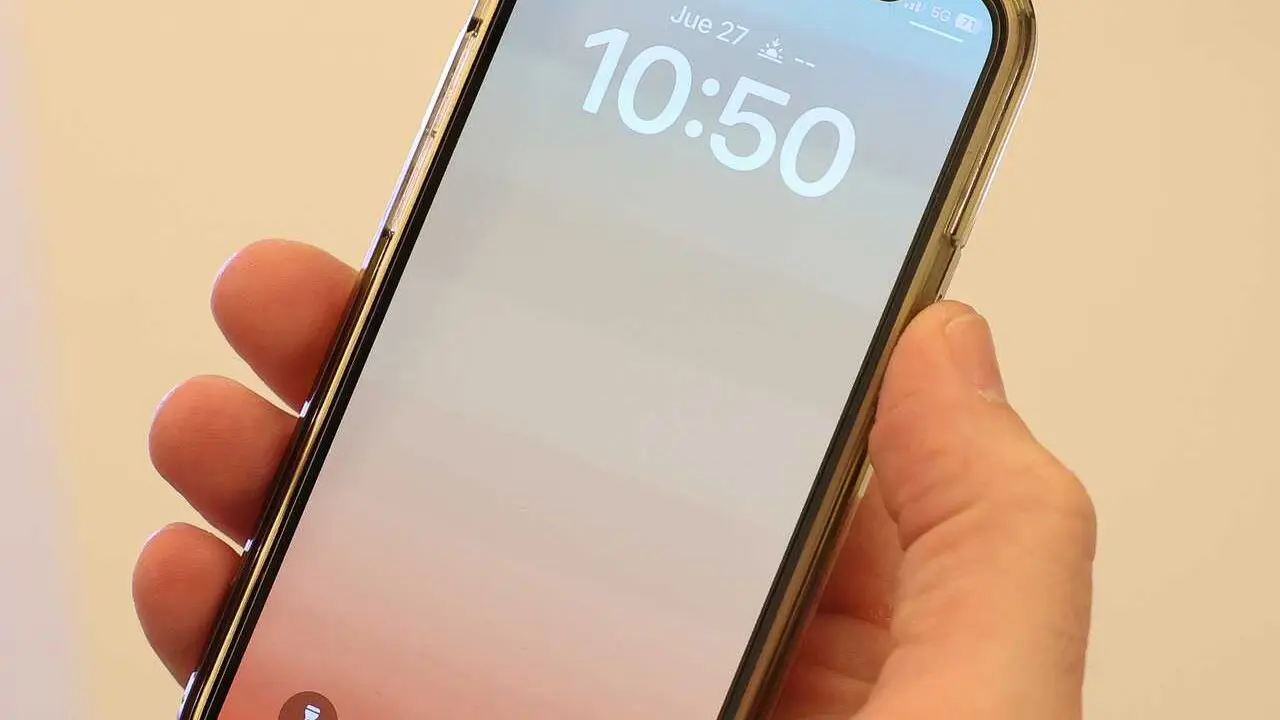Archivo - Un hombre mira la hora en el m&oacute;vil, a 27 de marzo de 2025, en Madrid (Espa&ntilde;a). El cambio de hora es una pr&aacute;ctica establecida en la mayor&iacute;a de los pa&iacute;ses europeos con el objetivo de aprovechar mejor la luz solar y reducir el consumo energ&eacute;tico. S