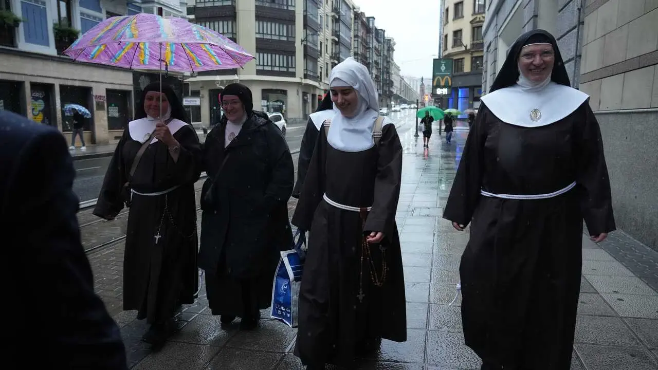 Las exmonjas de Belorado a su llegada al Juzgado de Instrucci&oacute;n n&uacute;mero 5, a 4 de mayo de 2026, en Bilbao,Bizkaia