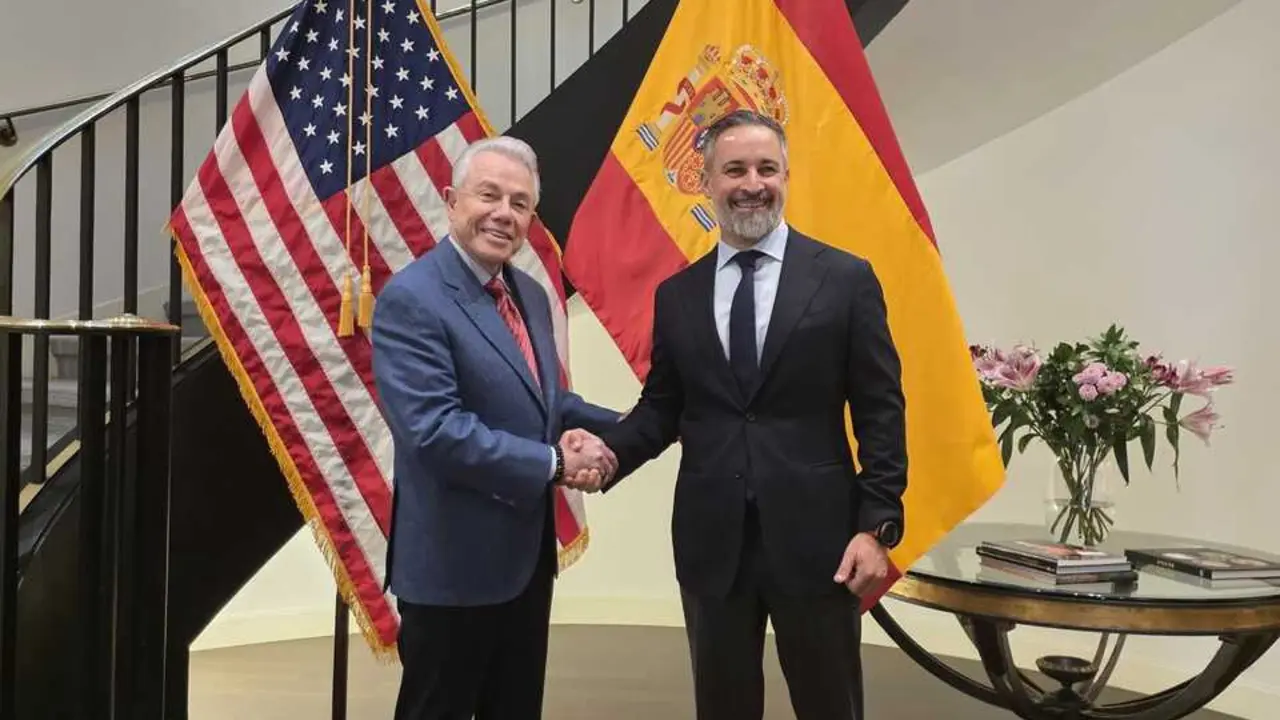 El l&iacute;der de Vox, Santiago Abascal, se re&uacute;ne con el embajador de Estados Unidos en Espa&ntilde;a, Benjam&iacute;n Le&oacute;n Jr.