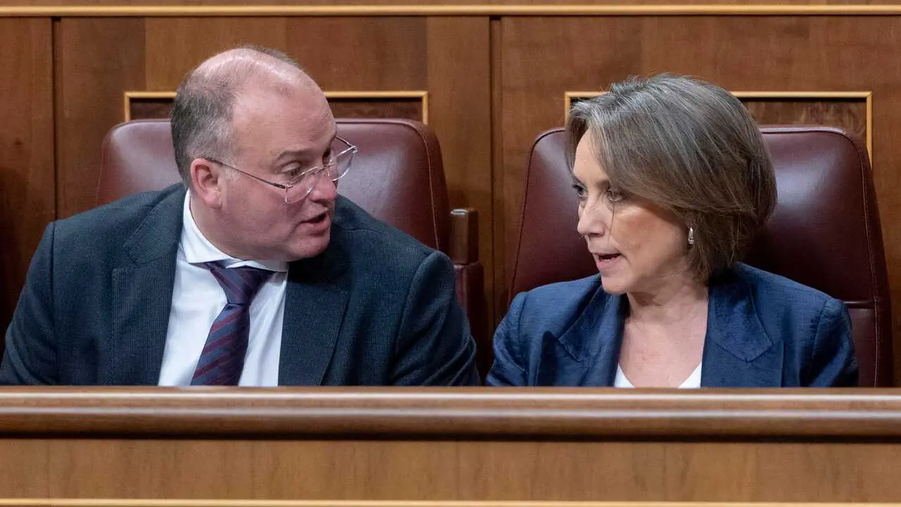 Archivo - El secretario general del PP, Miguel Tellado, y la vicesecretaria de Regeneraci&oacute;n Institucional del PP, Cuca Gamarra, durante una sesi&oacute;n plenaria.