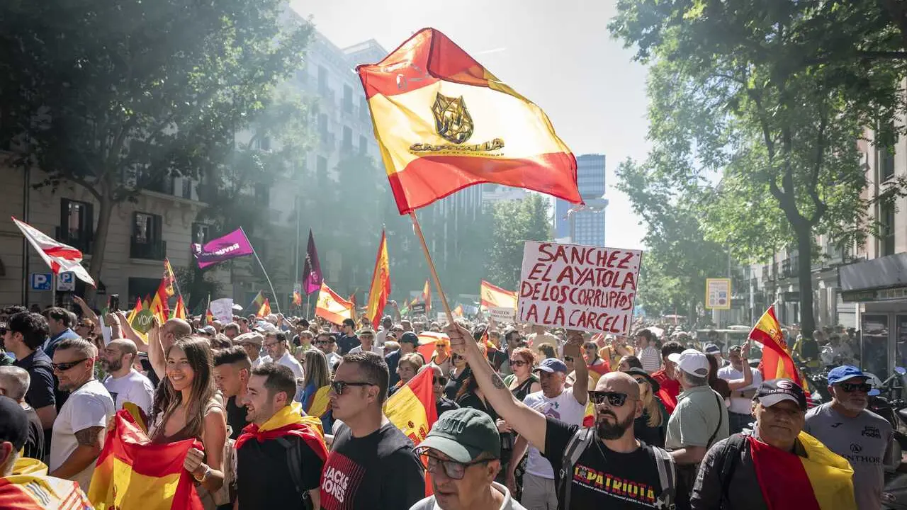 Manifestante porta pancarta con lema 'S&aacute;nchez, el ayatol&aacute; de los corruptos, a la c&aacute;rcel'.