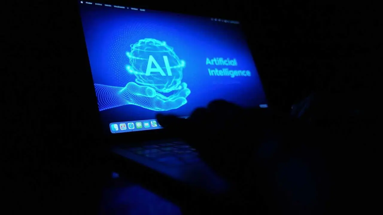 Archivo - Un ordenador con las siglas AI  