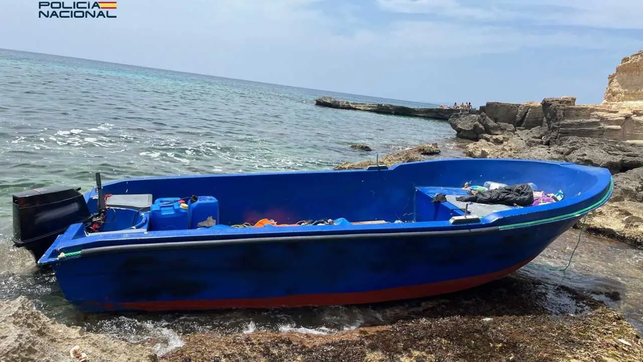 Archivo - Una patera localizada en la costa de Mallorca.
