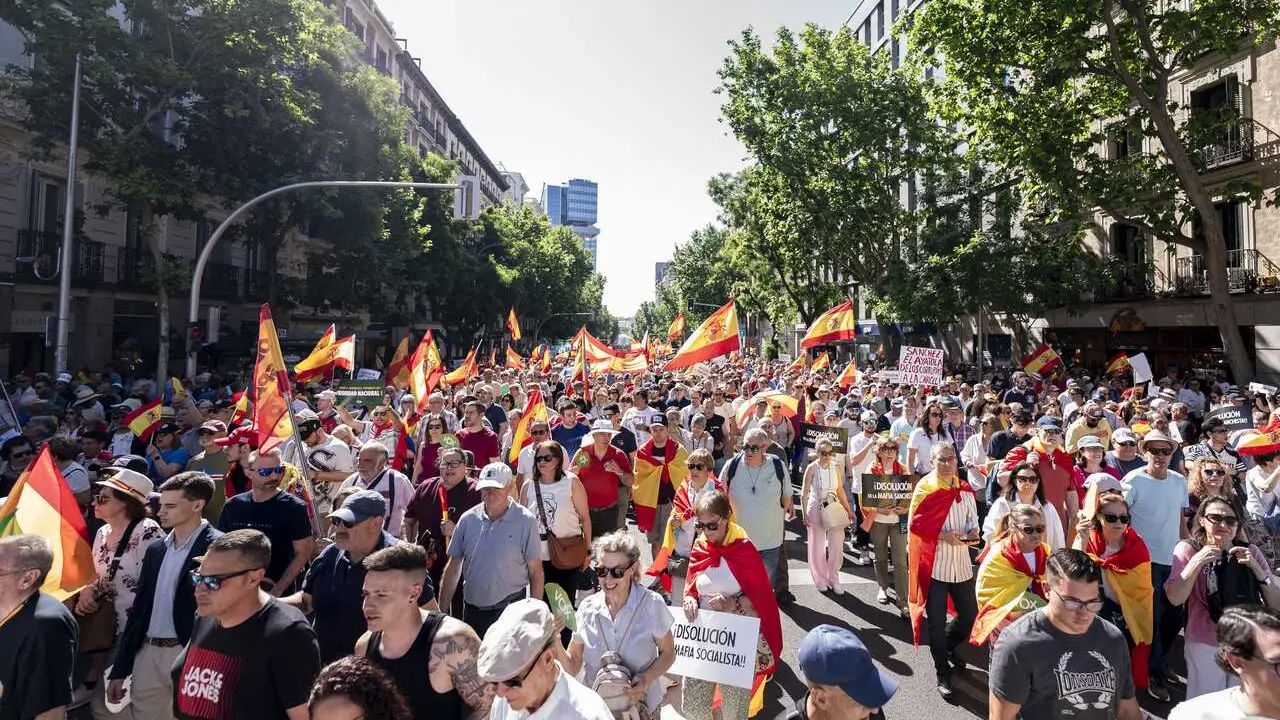Numerosas personas marchan durante  una manifestaci&oacute;n para exigir la dimisi&oacute;n del presidente del Gobierno, Pedro S&aacute;nchez, a 23 de mayo de 2026, en Madrid (Espa&ntilde;a)