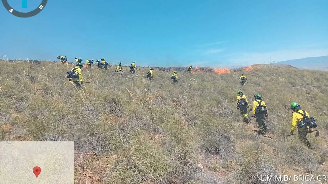 Bomberos forestales trabajan para sofocar el incendio de Almer&iacute;a.
