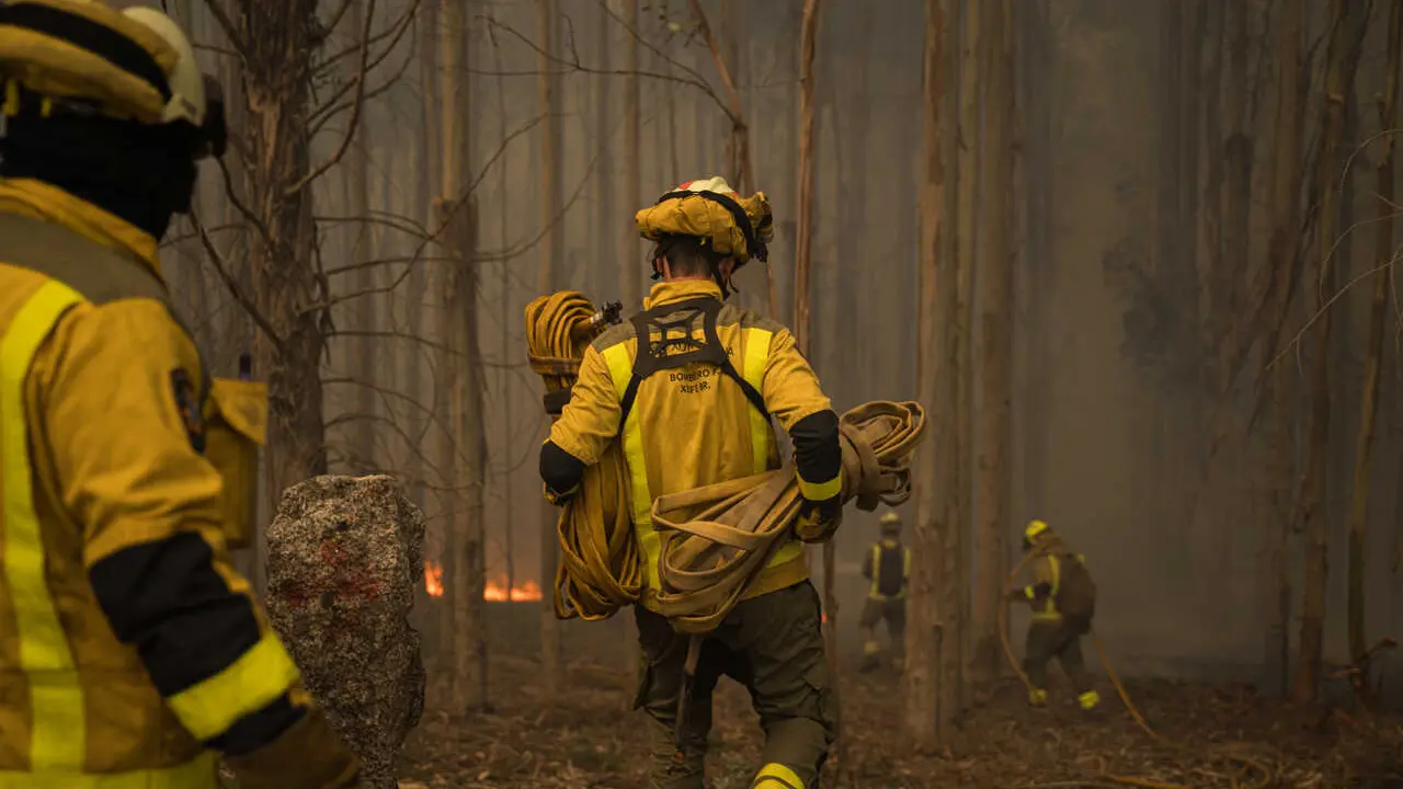 Archivo - Bomberos trabajan en la extinci&oacute;n del incendio forestal en el monte Galleiro, a 6 de abril de 2026, en Ribadetea, Ponteareas, Pontevedra, Galicia (Espa&ntilde;a).