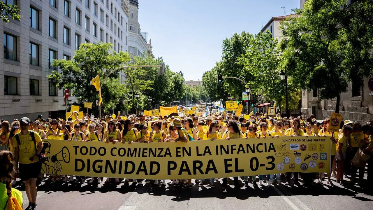 Manifestantes portan pancarta con lema  'Todo comienza en la infancia. Dignidad para el 0-3' durante una manifestaci&oacute;n de docentes de educaci&oacute;n infantil (0-3)