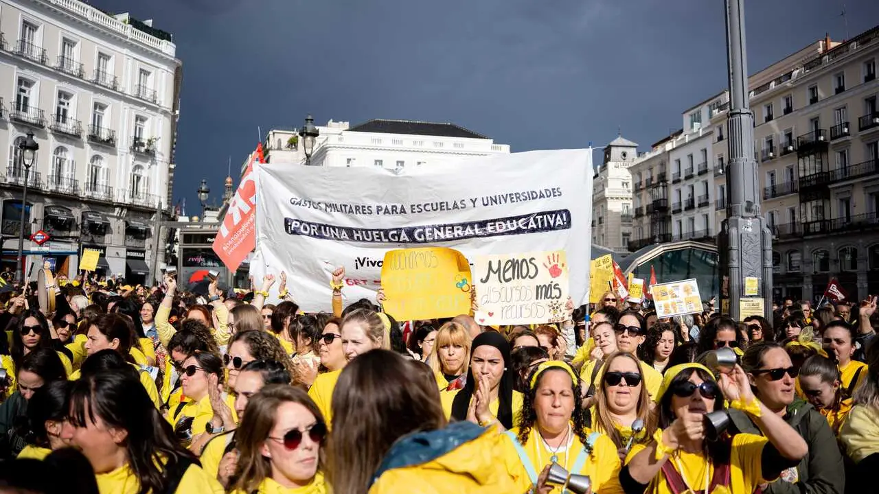 Educadoras infantiles manifest&aacute;ndose en la Puerta del Sol.