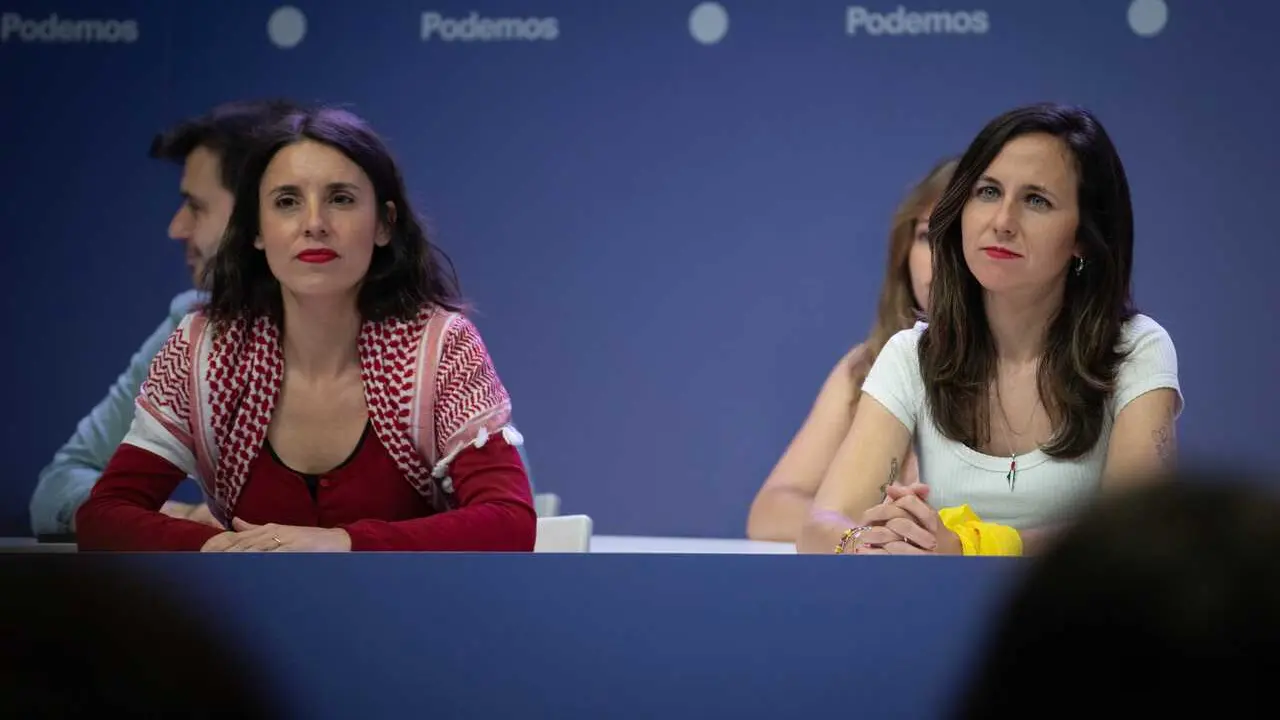 La secretaria general de Podemos, Ione Belarra (d), y la secretaria pol&iacute;tica de Podemos y eurodiputada, Irene Montero (i).