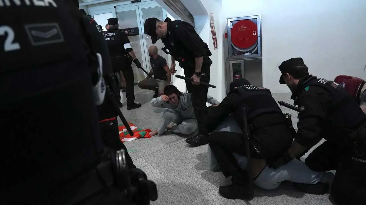 Incidentes a la llegada de miembros de la flotilla en el aeropuerto