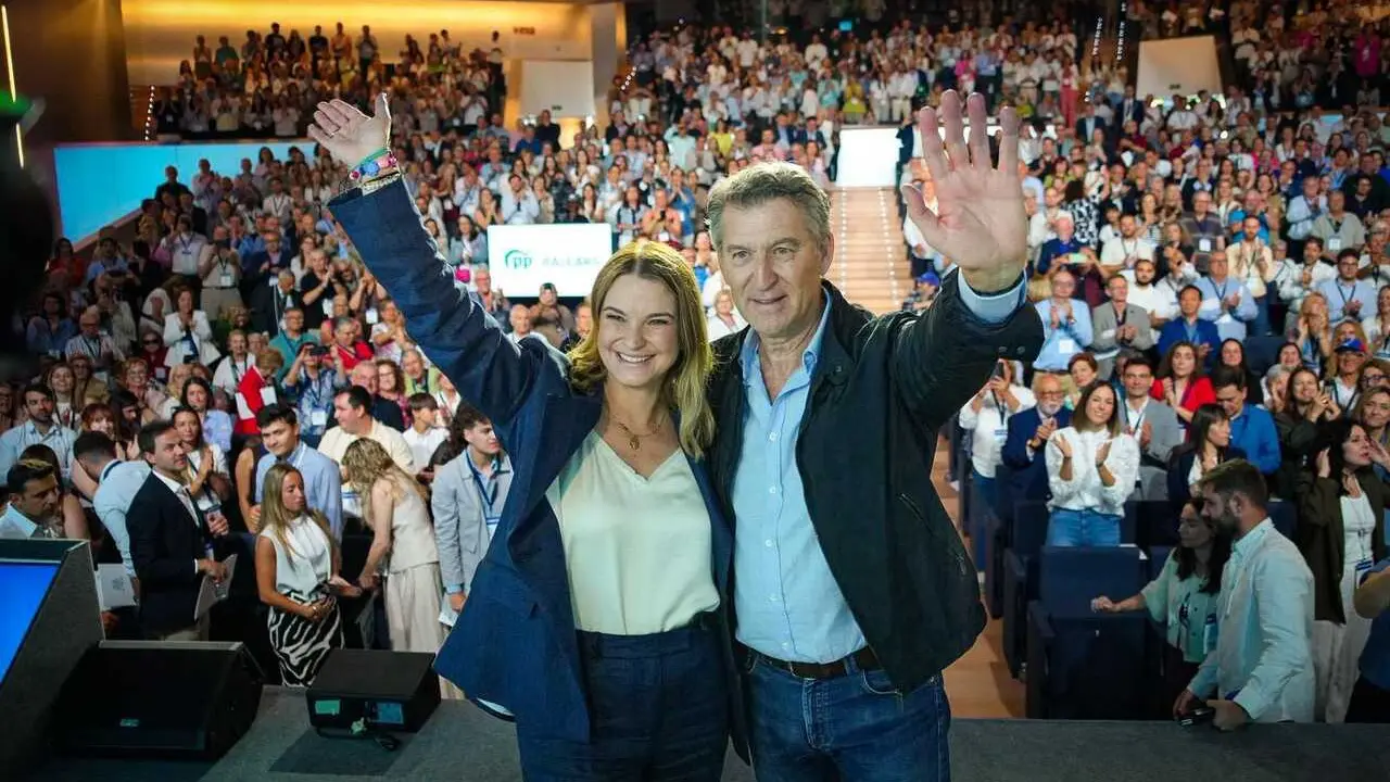 El l&iacute;der del PP, Alberto N&uacute;&ntilde;&eacute;z Feij&oacute;o, interviene en el congreso del PP de Baleares junto a su presidenta, Marga Prohens.