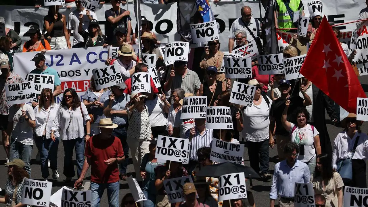 Numerosas personas marchan durante una manifestaci&oacute;n para exigir al RETA una pasarela completa, justa y sin exclusiones, a 23 de mayo de 2026, en Madrid (Espa&ntilde;a). 