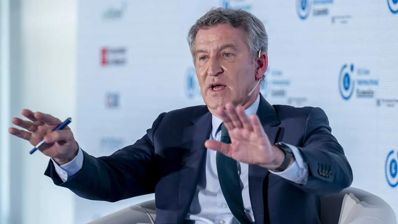 El presidente del PP, Alberto N&uacute;&ntilde;ez Feij&oacute;o, durante la segunda jornada del VII Foro Internacional Expansi&oacute;n, en el Parador de Alcal&aacute; de Henares, a 20 de mayo de 2025, en Alcal&aacute; de Henares, Madrid (Espa&ntilde;a).