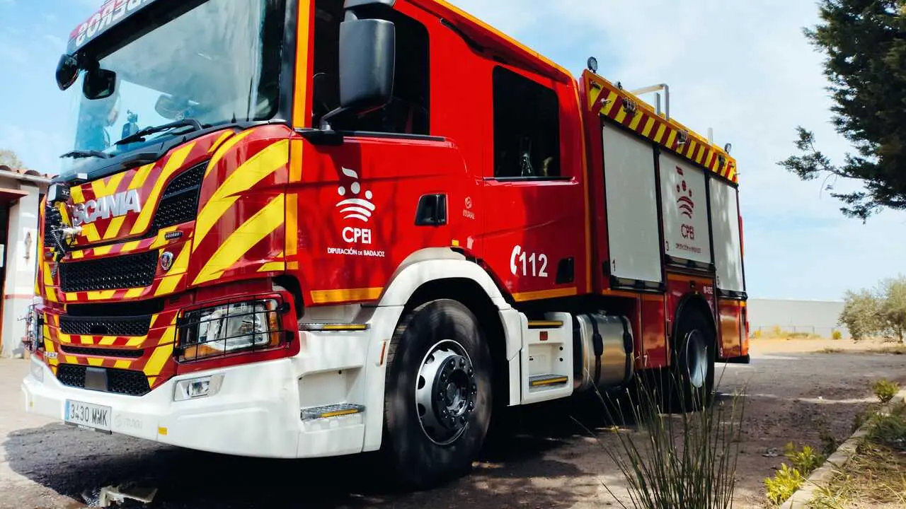 Archivo - Un cami&oacute;n bomba del Consorcio de Bomberos de la Diputaci&oacute;n de Badajoz.