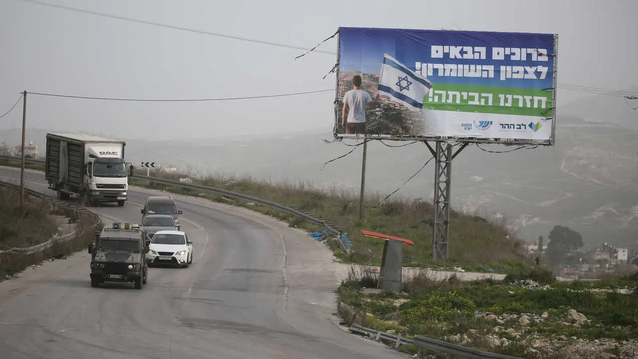 Archivo - Cartel publicitario instalado por colonos israel&iacute;es en Cisjordania (archivo)