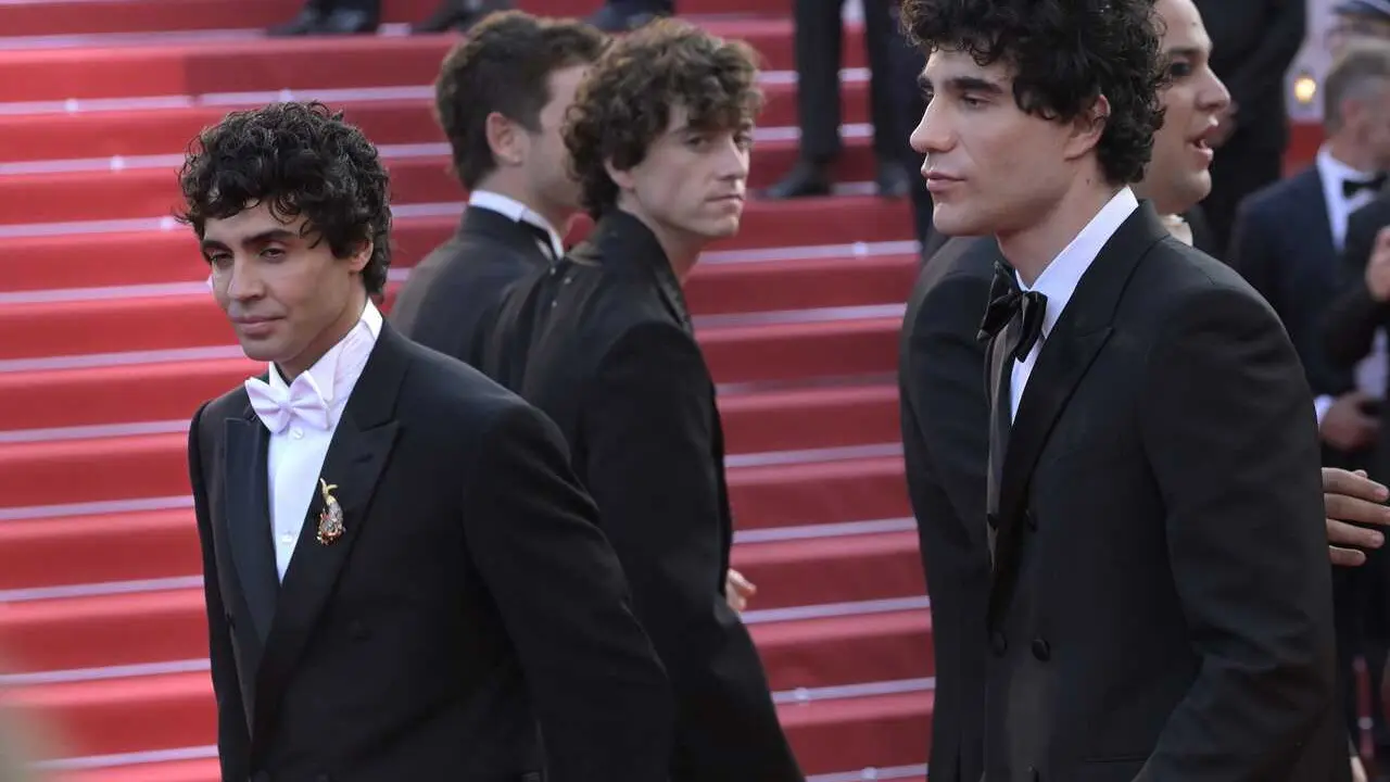 Los directores Javier Calvo (d) y Javier Ambrossi (i) a su llegada a la entrega de premios en la ceremonia de clausura del Festival Internacional de Cine de Cannes, a 23 de mayo de 2026, en Cannes (Francia). 