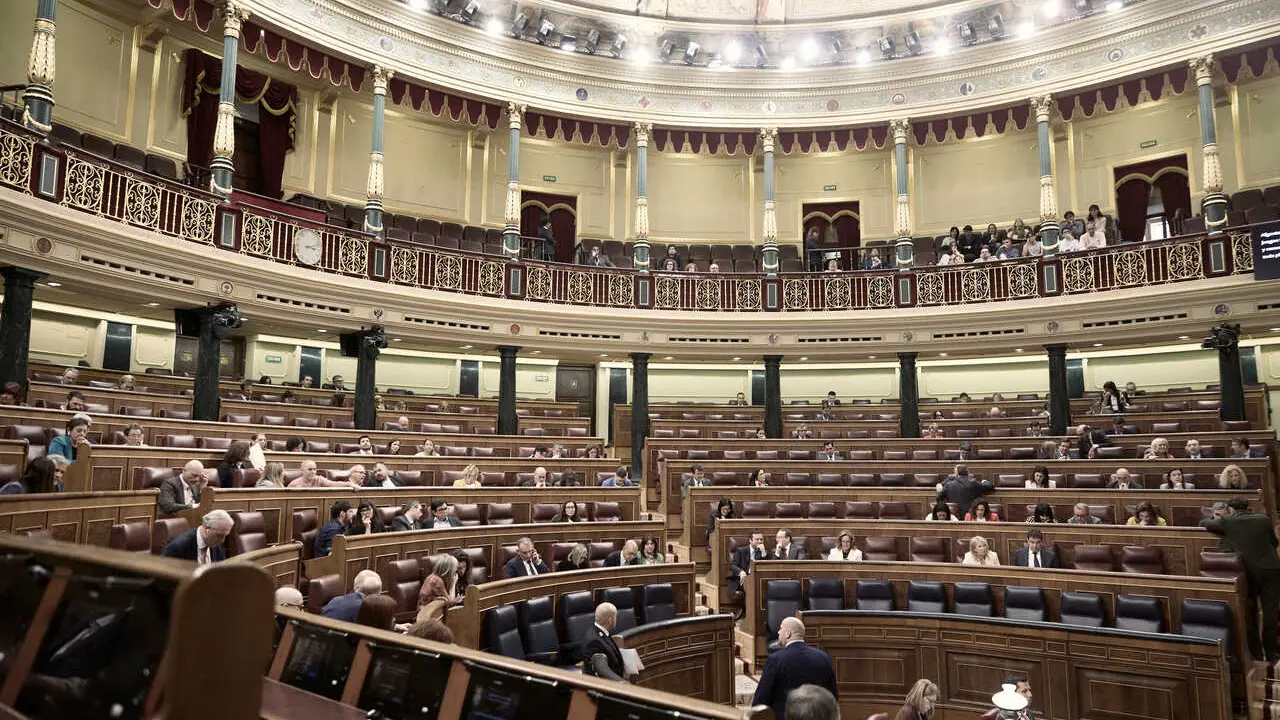 Archivo - Diputados en las bancadas, durante el pleno en el Congreso de los Diputados