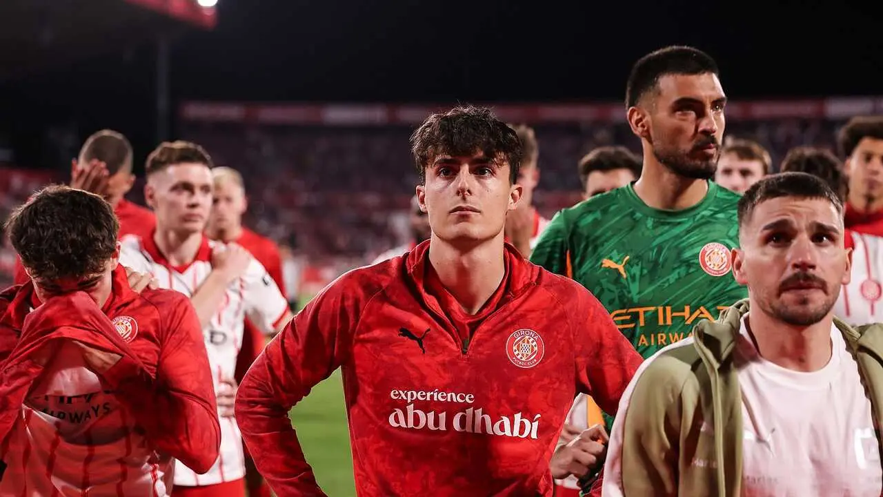 Los jugadores del Girona tras el descenso