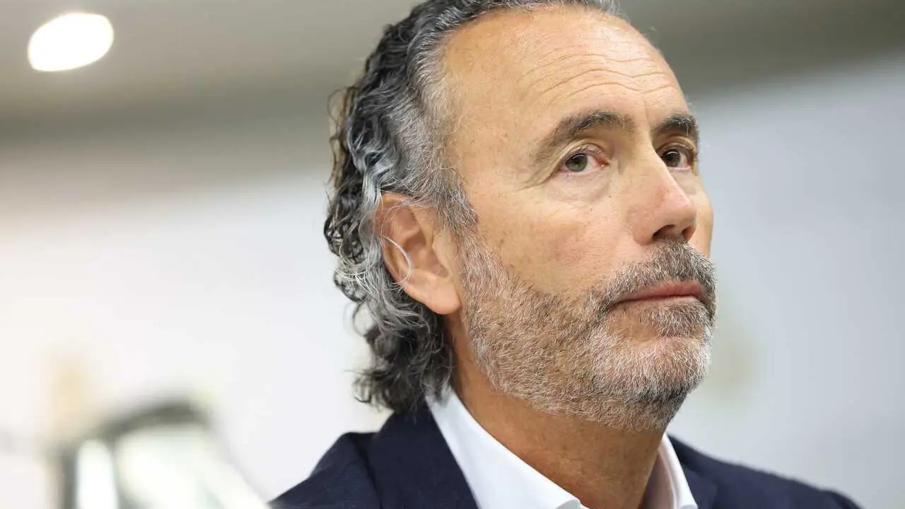 El presidente de la Asociaci&oacute;n V&iacute;ctimas Descarrilamiento Adamuz (AVDA), Mario Samper Pereira, comparece ante la Comisi&oacute;n de Investigaci&oacute;n sobre el estado de la red ferroviaria en Espa&ntilde;a, en el Senado, a 25 de mayo de 2026, en Madrid (Espa&ntilde;a). 