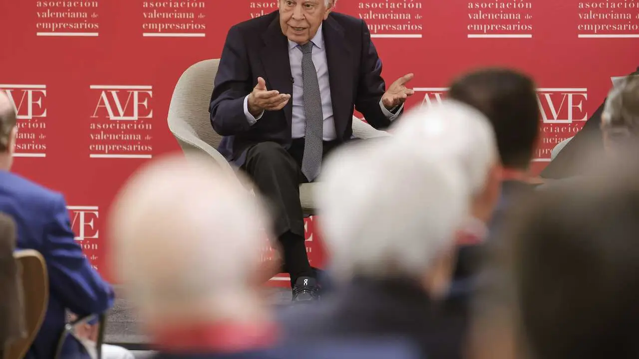El expresidente del Gobierno, Felipe Gonz&aacute;lez, durante el encuentro empresarial y coloquio informativo celebrado en las instalaciones del Hotel SH Valencia Palace