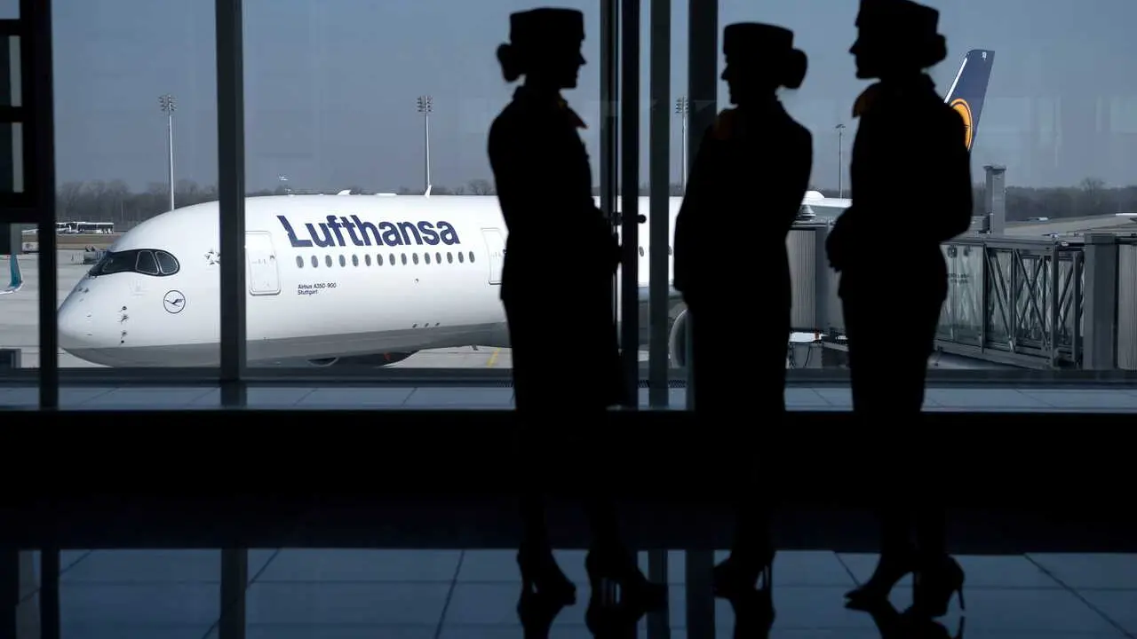 Archivo - FILED - 16 March 2017, Bayern, M&uuml;nchen: Flight attendants of Deutsche Lufthansa AG stand at the airport in Munich. 