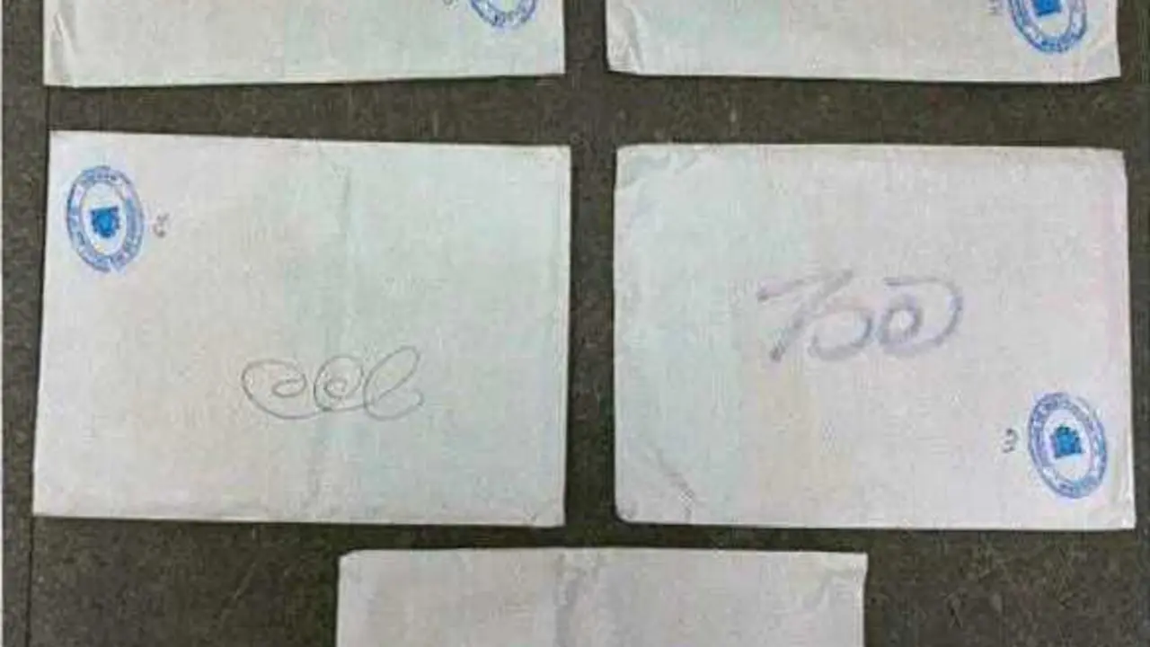 Sobres blancos con distintos caracteres que inclu&iacute;an dinero hallados en el domicilio de Julio Mart&iacute;nez Mart&iacute;nez e incluidos en el sumario del 'caso Plus Ultra'