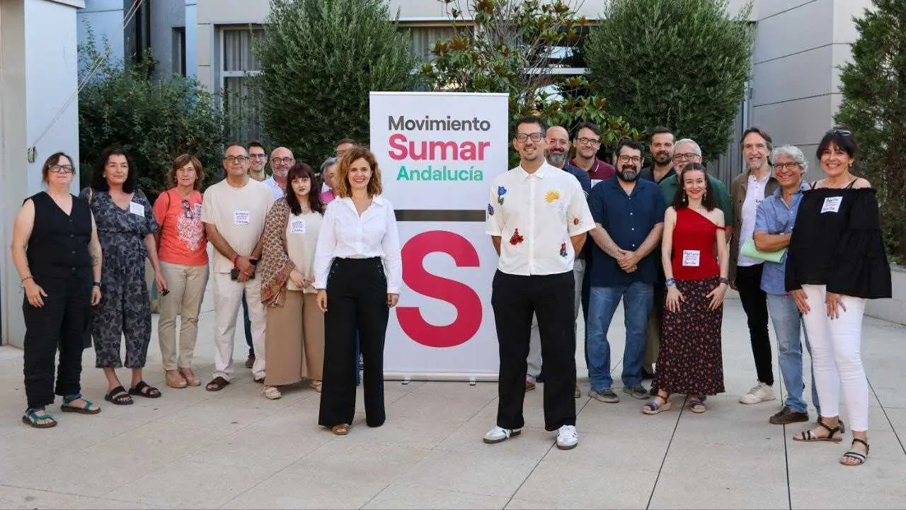 La parlamentaria electa por C&aacute;diz Esperanza G&oacute;mez (en el centro) con el resto de miembros del Grupo Coordinador de Movimiento Sumar Andaluc&iacute;a