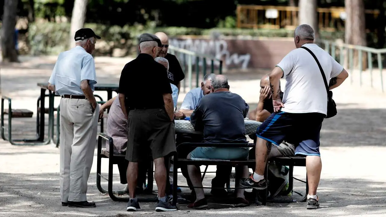 Archivo - Varios pensionistas juegan al domin&oacute; en un parque de Madrid.