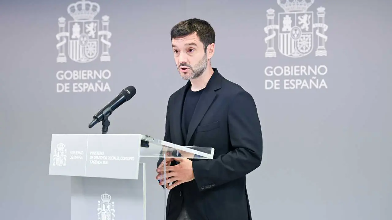 El ministro de Derechos Sociales, Consumo y Agenda 2030, Pablo Bustinduy durante la comparece ante los medios de comunicaci&oacute;n, en la sala de prensa de la cuarta planta del ministerio, a 21 de mayo de 2026, en Madrid (Espa&ntilde;a). La convocatoria institucional