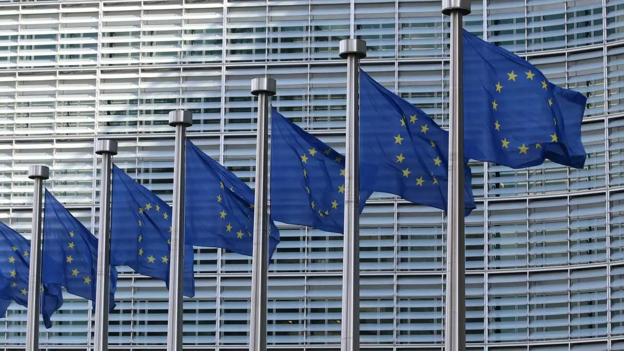 Archivo - Banderas de la Uni&oacute;n Europea.