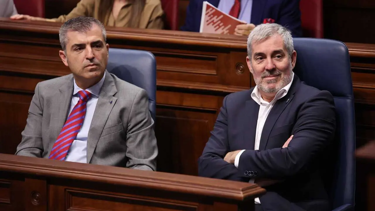 Archivo - El vicepresidente del Gobierno de Canarias, Manuel Dom&iacute;nguez, y el presidente, Fernando Clavijo, en un Pleno del Parlamento
