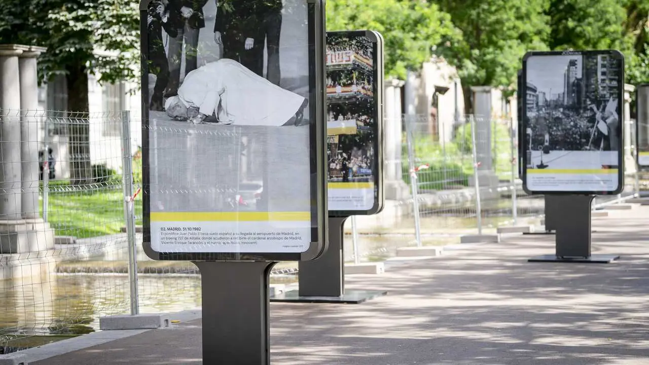 El alcalde de Madrid, Jos&eacute; Luis Mart&iacute;nez-Almeida, durante el acto oficial de inauguraci&oacute;n de la muestra al aire libre instalada en el paseo de Recoletos