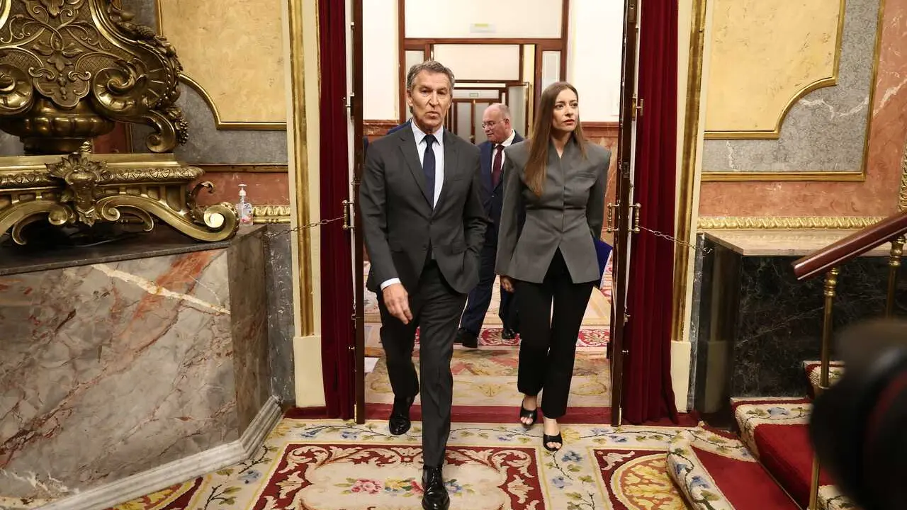 El presidente del PP, Alberto N&uacute;&ntilde;ez Feij&oacute;o, y la portavoz del PP en el Congreso, Ester Mu&ntilde;oz, a su llegada a una sesi&oacute;n plenaria en el Congreso de los Diputados, a 27 de mayo de 2026, en Madrid (Espa&ntilde;a).