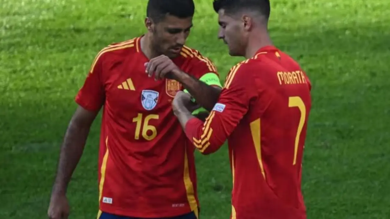 Rodri toma el bracalete de capit&aacute;n de Morata