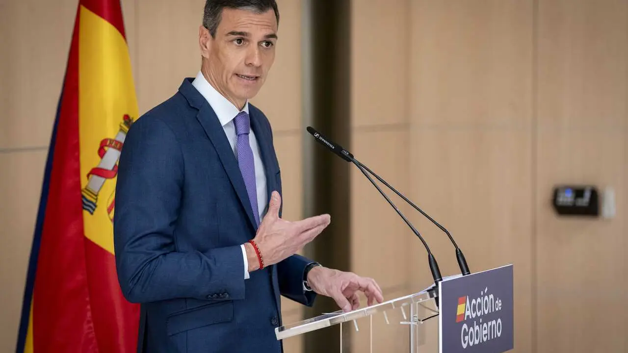 Archivo - El presidente del Gobierno, Pedro S&aacute;nchez, visita el centro de atenci&oacute;n telef&oacute;nica y telem&aacute;tica del Instituto Nacional de la Seguridad Social, a 29 de mayo de 2025, en Legan&eacute;s (Madrid). 
