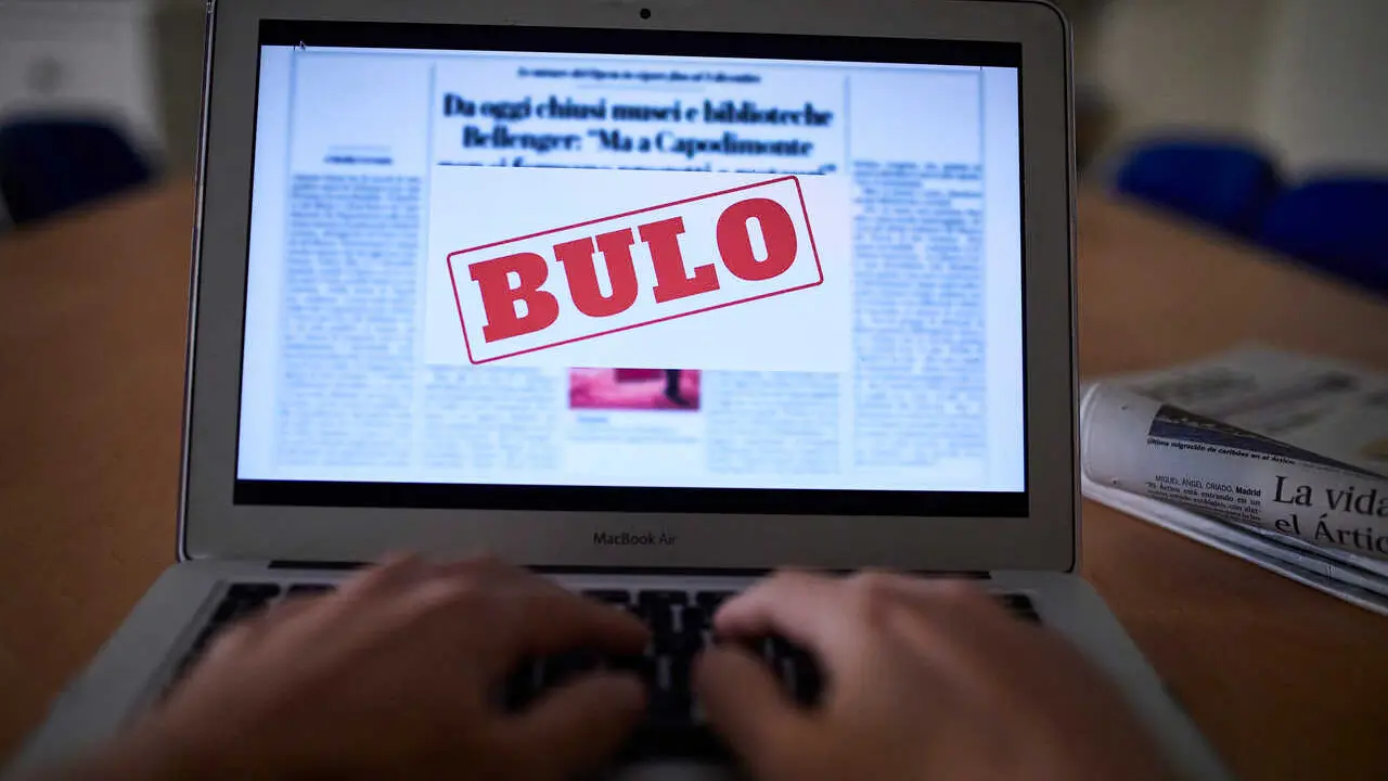 Archivo - Una persona lee en su ordenador port&aacute;til una noticia falsa, en Madrid (Espa&ntilde;a), a 5 de noviembre de 2020. El Gobierno ha aprobado un procedimiento de actuaci&oacute;n contra las conocidas como 'fake news' mediante el cual monitorizar&aacute; la informaci&oacute;n y 