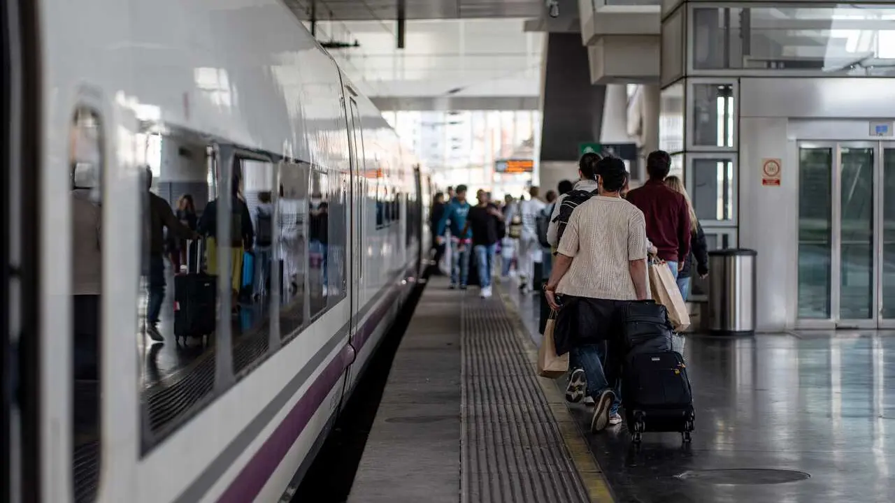Pasajeros se suben a un tren AVE destino M&aacute;laga que sale de la estaci&oacute;n de Atocha, a 30 de abril de 2026, en Madrid (Espa&ntilde;a).
