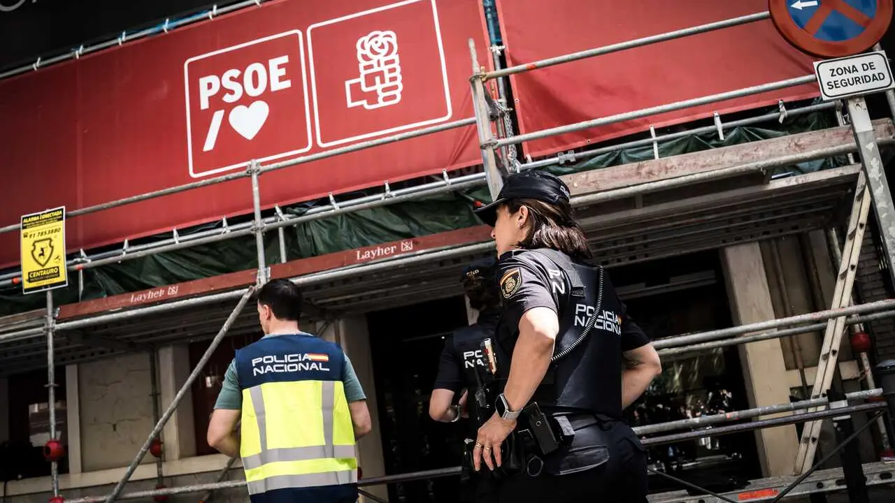 Agentes de la Polic&iacute;a Nacional en la sede nacional del PSOE en Ferraz, a 27 de mayo de 2026, en Madrid (Espa&ntilde;a).