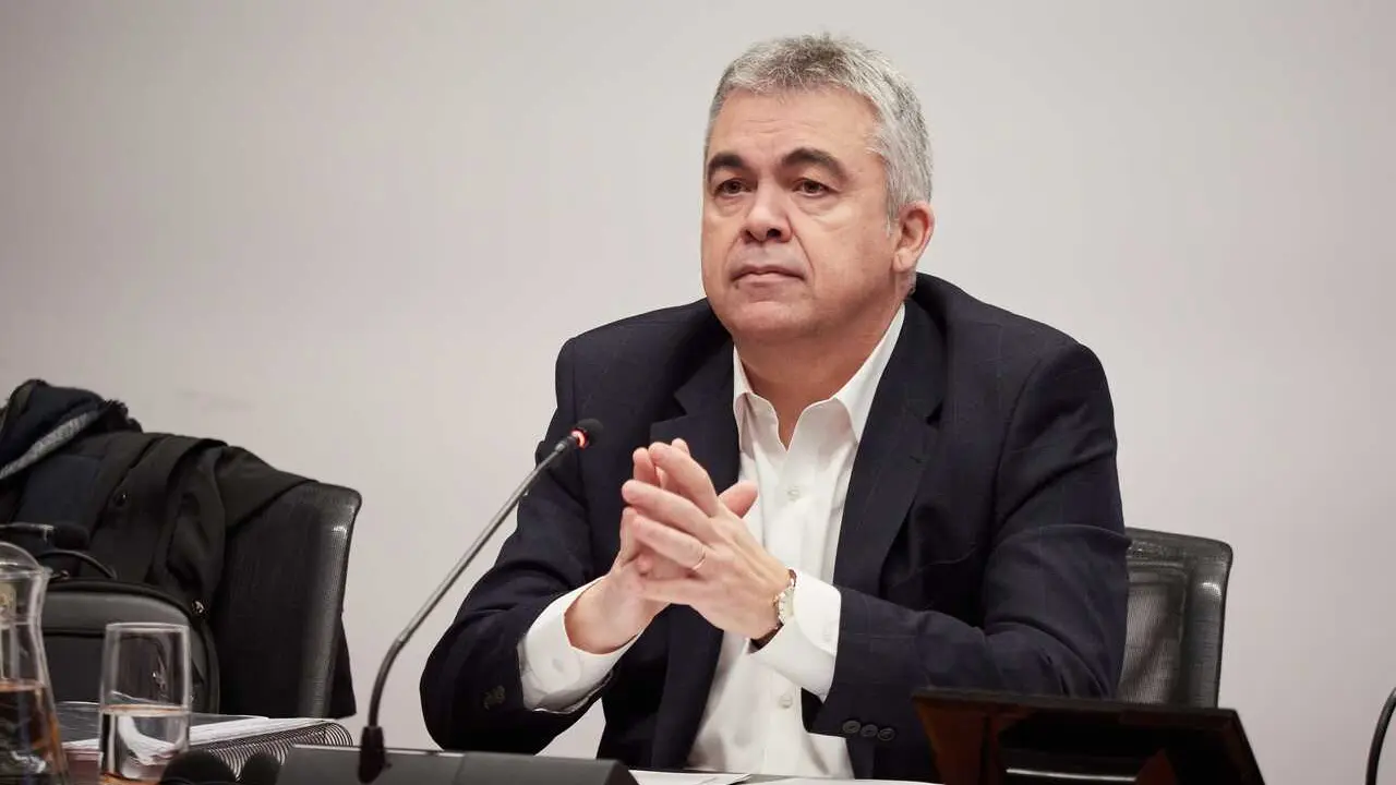 Archivo - El exsecretario de Organizaci&oacute;n del PSOE Santos Cerd&aacute;n comparece en la Comisi&oacute;n de Investigaci&oacute;n sobre adjudicaciones p&uacute;blicas del Parlamento de Navarra, a 11 de febrero de 2026, en Pamplona, Navarra (Espa&ntilde;a). 