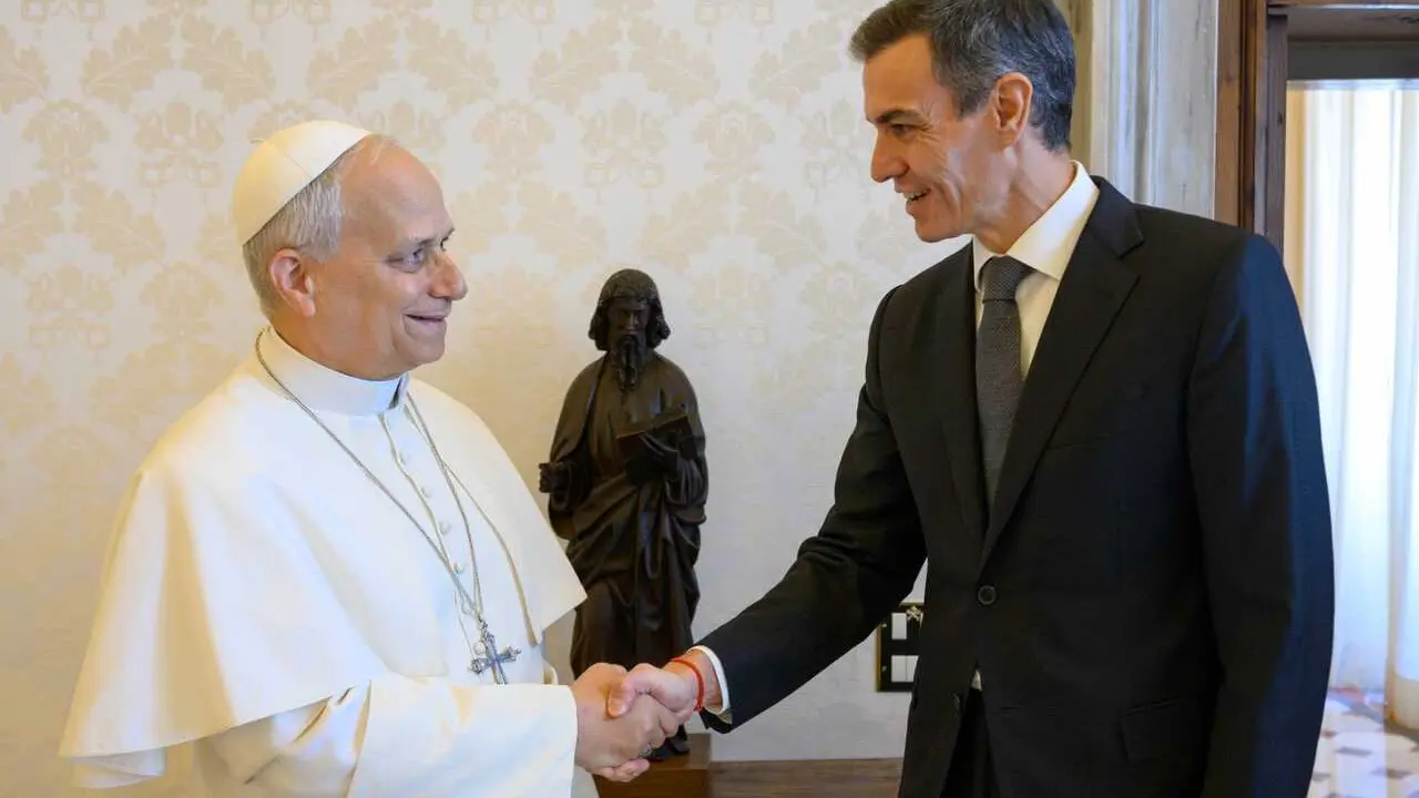 El presidente del Gobierno, Pedro S&aacute;nchez, a su llegada a la Santa Sede, donde es recibido en audiencia por el Papa Le&oacute;n XIV, a 27 de mayo de 2026, en Roma (Italia). 
