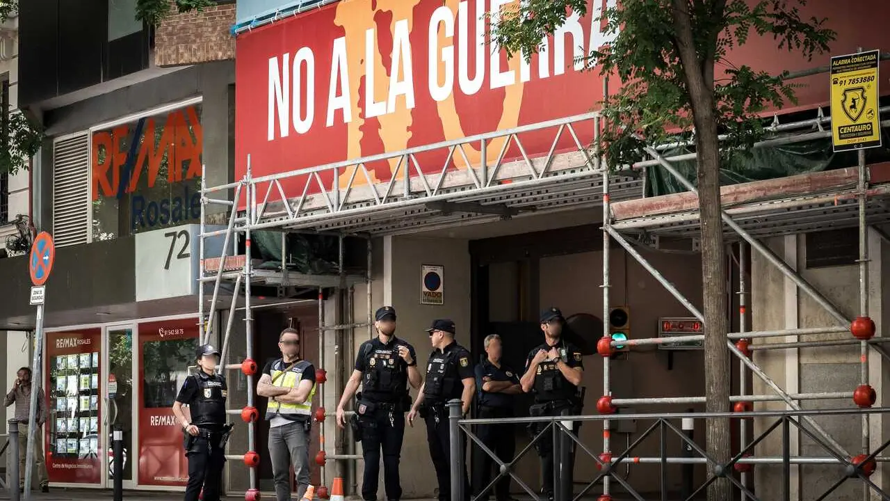 Agentes de la Polic&iacute;a Nacional posicionados en la entrada de la sede nacional del PSOE en Ferraz por parte de gentes de la Unidad Central Operativa (UCO) de la Guardia Civil 