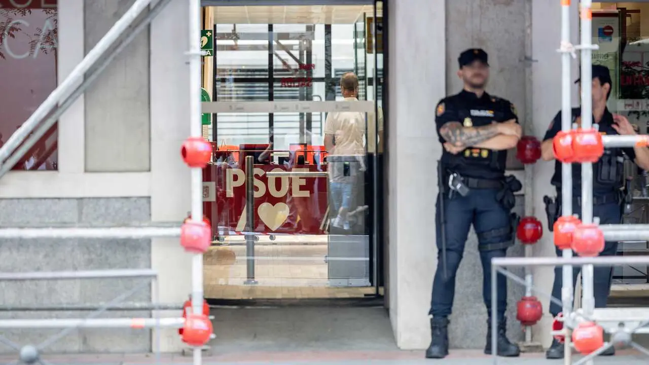 Dos agentes de la Polic&iacute;a Nacional delante de la sede nacional del PSOE en Ferraz, a 27 de mayo de 2026, en Madrid (Espa&ntilde;a).