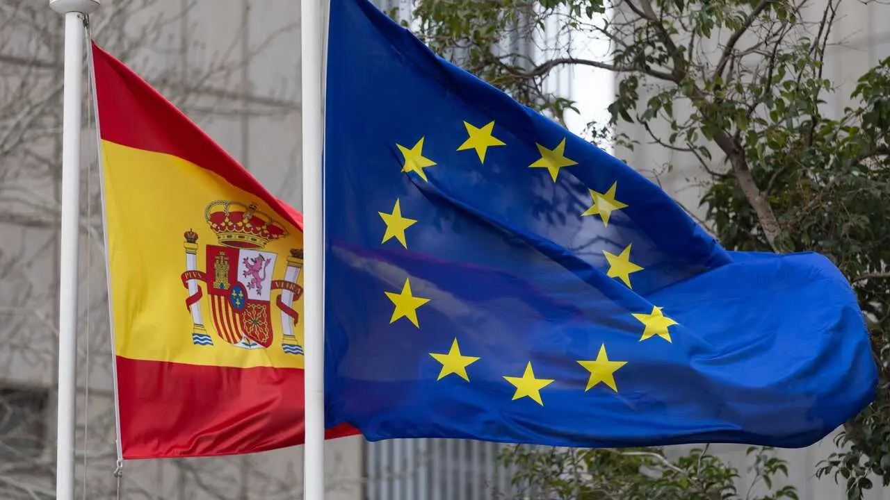 Archivo - La bandera de Espa&ntilde;a y de la Uni&oacute;n Europea