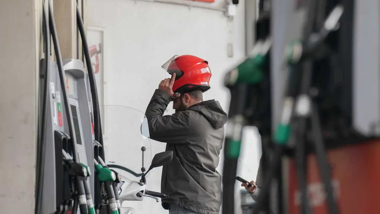 Archivo - Una persona echa combustible, a 4 de marzo de 2026, en Barcelona, Catalunya (Espa&ntilde;a). El repunte del precio del petr&oacute;leo (crudo Brent) tras la escalada de tensi&oacute;n y nuevos ataques en Oriente Pr&oacute;ximo est&aacute; traslad&aacute;ndose a los carburantes. Las esti