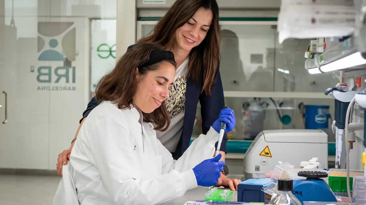Investigadoras del IRB Barcelona en el laboratorio.