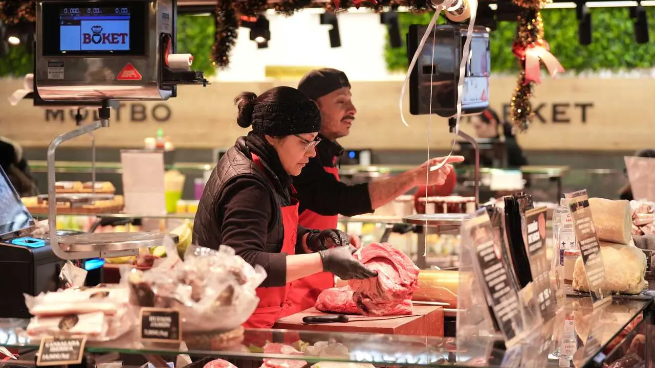 Archivo - Un puesto en un mercado de alimentaci&oacute;n en Barcelona (Catalu&ntilde;a)